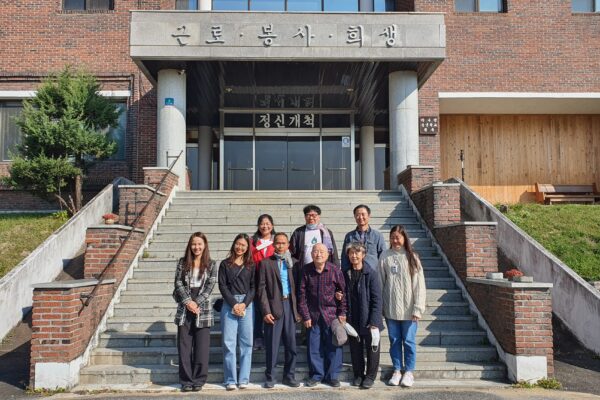 일가상 수상자 일행 학교 방문